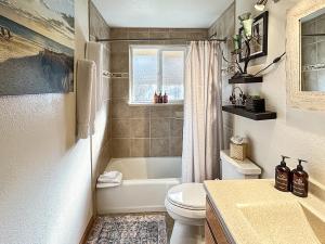 Koupelna v ubytování Roaring Fork Retreat home + 21 fotografií