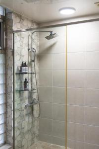 una ducha con puerta de cristal en un baño en Josh's Homestay, 