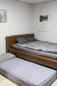 2 camas en una habitación con 2 colchones en Josh's Homestay, 