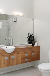 Photo de la galerie de l'établissement Renovated 3BR Apartment in CBD, à Gisborne 39 autres photos