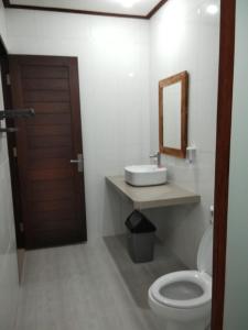 蓝梦岛C'man Guest House的浴室里有马桶、洗手池和镜子。