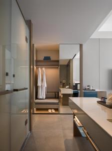 eine Küche mit Spüle und Arbeitsplatte in der Unterkunft Zhangjiagang Wanda Jinhua Hotel  + 8 Fotos