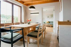 une cuisine et une salle à manger avec une table et des chaises dans l'établissement 1970S Architects House In The Countryside, à Rochlitz