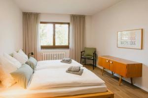 une chambre avec un grand lit et un bureau dans l'établissement 1970S Architects House In The Countryside, à Rochlitz