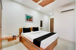 une chambre avec un grand lit dans une pièce dans l'établissement Hotel O Grand Executive, à Chikalthān