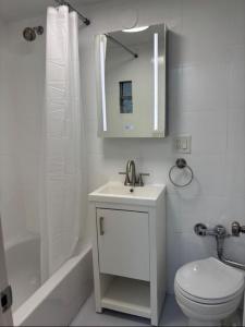 Ένα μπάνιο στο Oasis Retreat - Cozy studio in Union Square