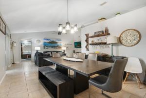 TV a/nebo společenská místnost v ubytování 10 Min from Beach, Private Pool with Lanai Palm Coast Family Home