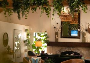 un salon avec un canapé et une cheminée dans l'établissement Violet Inn, Lounge & Spa, à Two Rivers