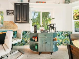 Posezení v ubytování 10 Min from Beach, Private Pool with Lanai Palm Coast Family Home