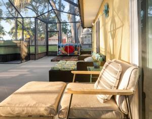 Posezení v ubytování 10 Min from Beach, Private Pool with Lanai Palm Coast Family Home