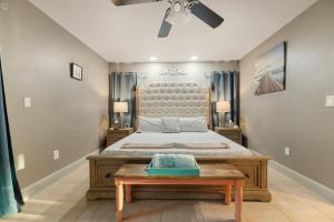 Postel nebo postele na pokoji v ubytování 10 Min from Beach, Private Pool with Lanai Palm Coast Family Home + 68 fotografií