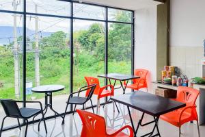 Nespecifikovaný výhled na hory nebo výhled na hory při pohledu z motelu