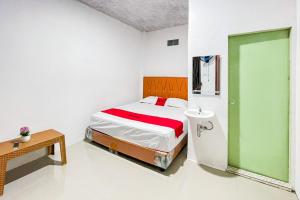 Postel nebo postele na pokoji v ubytování RedDoorz at Exaudi Homestay Parbaba Samosir