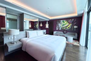 1 dormitorio grande con 1 cama blanca grande. en Angsana Teluk Bahang, Penang, en Batu Ferringhi