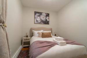 Postel nebo postele na pokoji v ubytování The Boulevard Stay! 25 mins to NYC! Spacious 2BR!