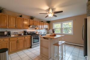 Kuchyň nebo kuchyňský kout v ubytování The Boulevard Stay! 25 mins to NYC! Spacious 2BR!