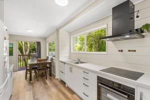 O bucătărie sau chicinetă la Raglan Retreat Atiawa