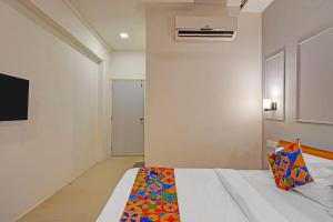 un dormitorio con una cama con una almohada colorida. en FabHotel Stay In, en Vadodara