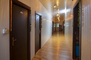 einen Flur mit Holzböden und einem langen Flur in der Unterkunft FabHotel Red Apple in Neu-Delhi