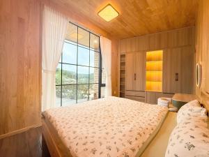 Ένα ή περισσότερα κρεβάτια σε δωμάτιο στο Kem Rose Trại Mát