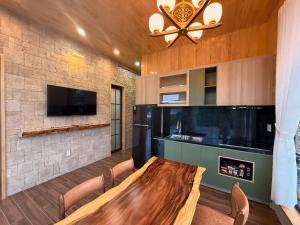 Η κουζίνα ή μικρή κουζίνα στο Kem Rose Trại Mát +20 φωτογραφίες