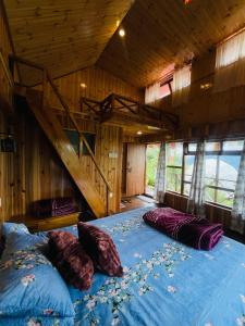 Ένα ή περισσότερα κρεβάτια σε δωμάτιο στο Walk in Himalayas