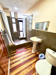 un bagno con un water e un lavandino di Travel Comfort Quito Tourist Hostel a Quito