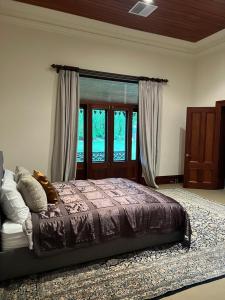 een slaapkamer met een bed en een groot raam bij Nook Farm in Nagambie