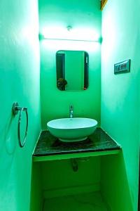 Ένα μπάνιο στο Golden Sparrow +7 φωτογραφίες