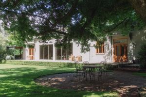 een tafel en stoelen voor een huis bij Nook Farm in Nagambie