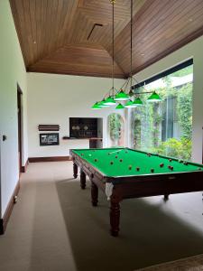 een pooltafel in een woonkamer met een plafond bij Nook Farm in Nagambie