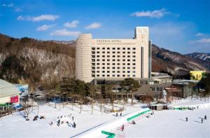 duży budynek z śniegiem przed nim w obiekcie Phoenix Hotel Pyeongchang w mieście Pjongczang