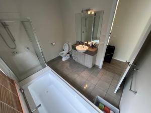 Ένα μπάνιο στο Green and sereen home in western suburbs