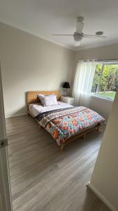 Ένα ή περισσότερα κρεβάτια σε δωμάτιο στο Green and sereen home in western suburbs