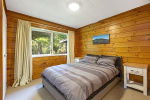 Un pat sau paturi într-o cameră la Raglan Retreat Atiawa