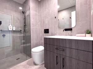 Ένα μπάνιο στο Blackburn Rd Tranquil Home 2BR Monash