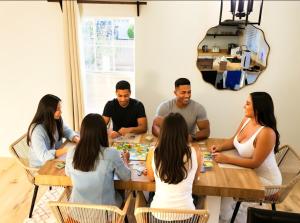 Photo de la galerie de l'établissement NEAR JOSHUA TREE HOME with Hot Tub video games fire pit king Bed Game Room, à Yucca Valley