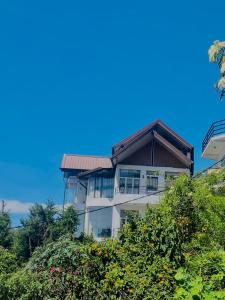 a building with a roof on top of a hill at Niwasa Hills in Nuwara Eliya