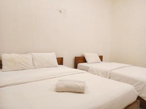 Ένα ή περισσότερα κρεβάτια σε δωμάτιο στο Cendana Loekito Homestay Mandala Krida RedPartner