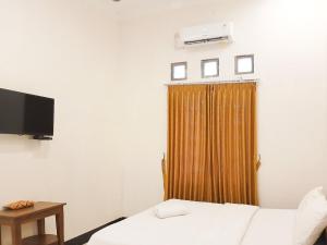 Μια τηλεόραση ή/και κέντρο ψυχαγωγίας στο Cendana Loekito Homestay Mandala Krida RedPartner