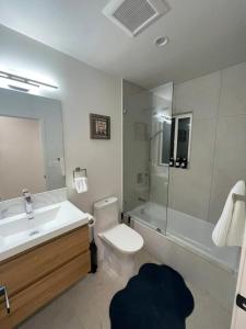 Koupelna v ubytování 2 bedroom Cozy house in heart of Burbank