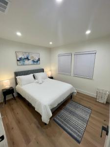 Postel nebo postele na pokoji v ubytování 2 bedroom Cozy house in heart of Burbank