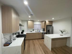 Kuchyň nebo kuchyňský kout v ubytování 2 bedroom Cozy house in heart of Burbank