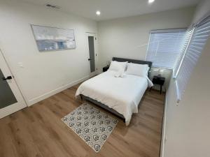 Postel nebo postele na pokoji v ubytování 2 bedroom Cozy house in heart of Burbank