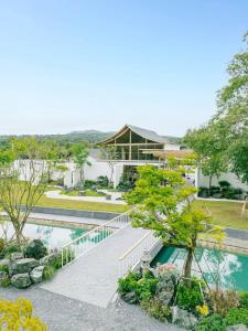 une vue aérienne d'un complexe hôtelier avec piscine dans l'établissement Kiyomizu Onsen & Glamping Resort Saraburi, à Ban Nong Nak
