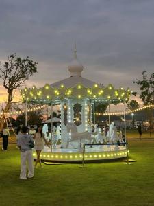 un kiosque avec des gens dans un parc la nuit dans l'établissement Kiyomizu Onsen & Glamping Resort Saraburi, à Ban Nong Nak 45 autres photos