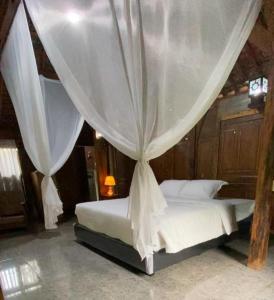 Ένα ή περισσότερα κρεβάτια σε δωμάτιο στο House of Lesmana