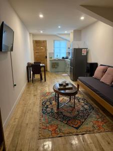 sala de estar con cama, mesa y cocina en Studio Apartment in Port Barton, en San Vicente