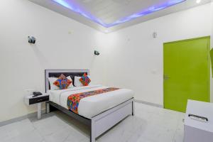 Postel nebo postele na pokoji v ubytování FabHotel Kalawati Palace