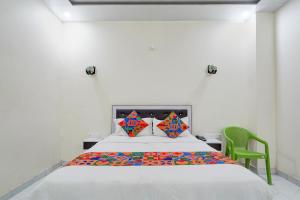 Postel nebo postele na pokoji v ubytování FabHotel Kalawati Palace